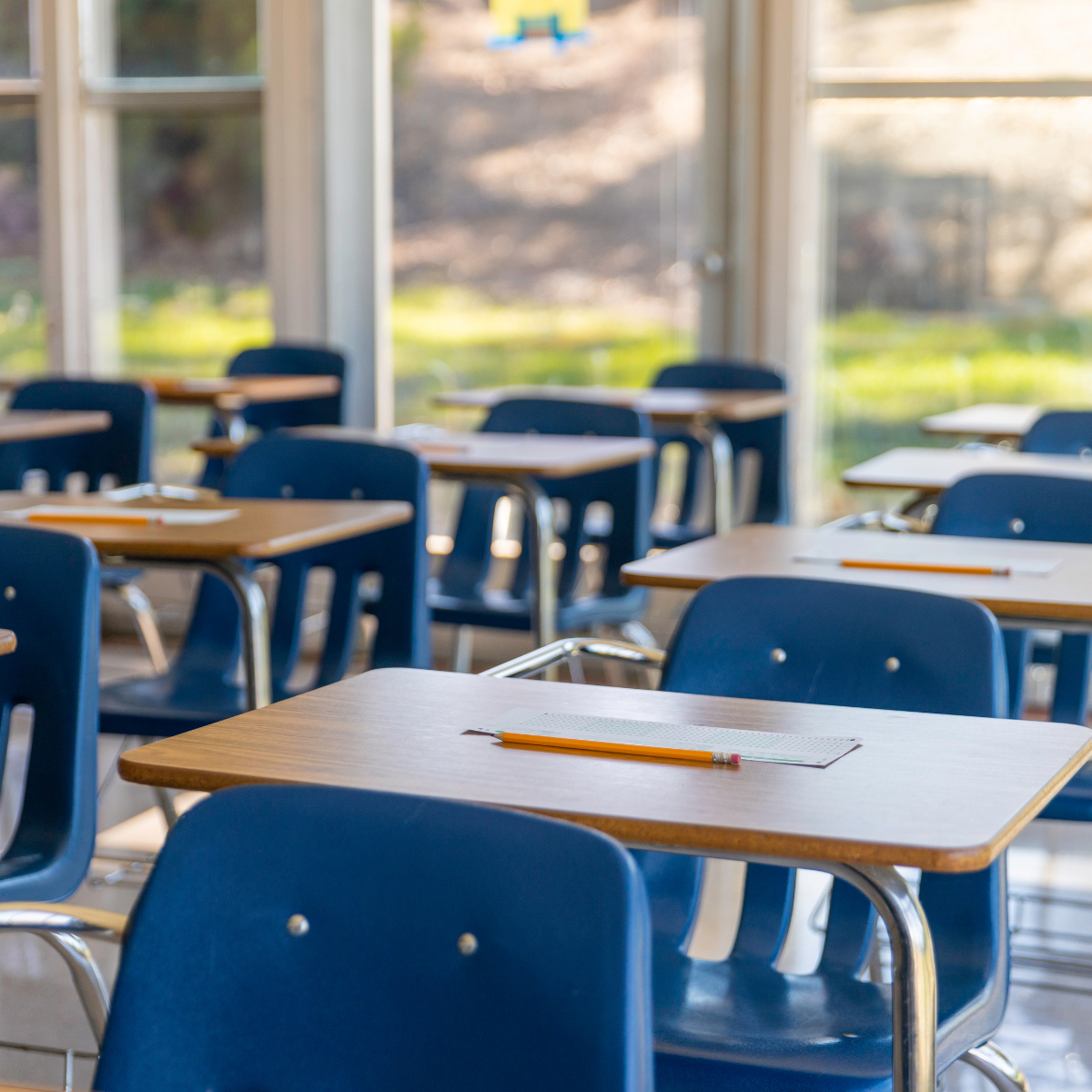 Photo de chaises et tables dans une salle de classe de seconde vide