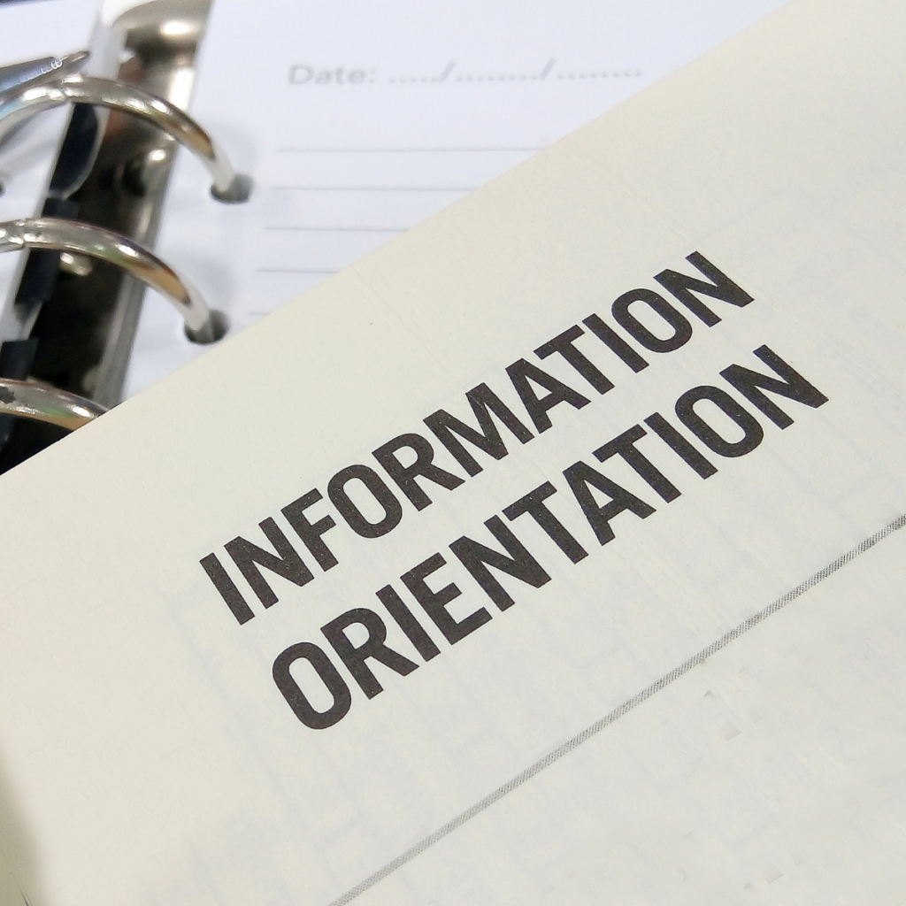 Document papier en photo comportant le titre "Information orientation"