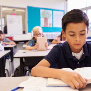 Photo d'un collégien en classe illustrant l'aide aux devoirs