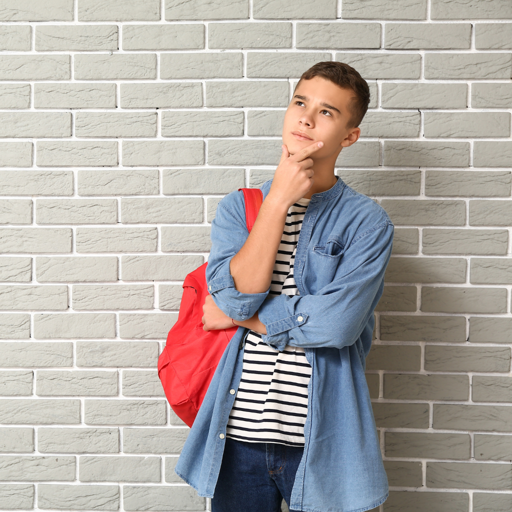 Photo d'un collégien en pleine réflexion pour illustrer le besoin d'aide aux devoirs